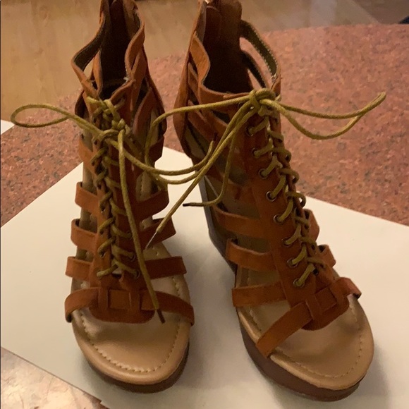 Super flirty wedge with a PEEP hole. NEW - Picture 3 of 11